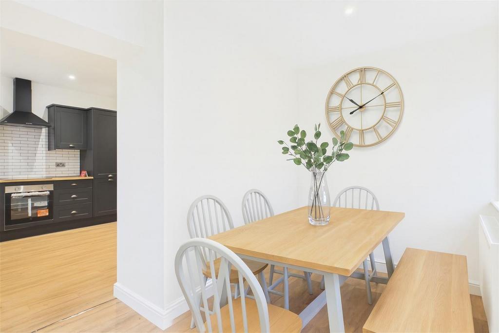 Dining room: