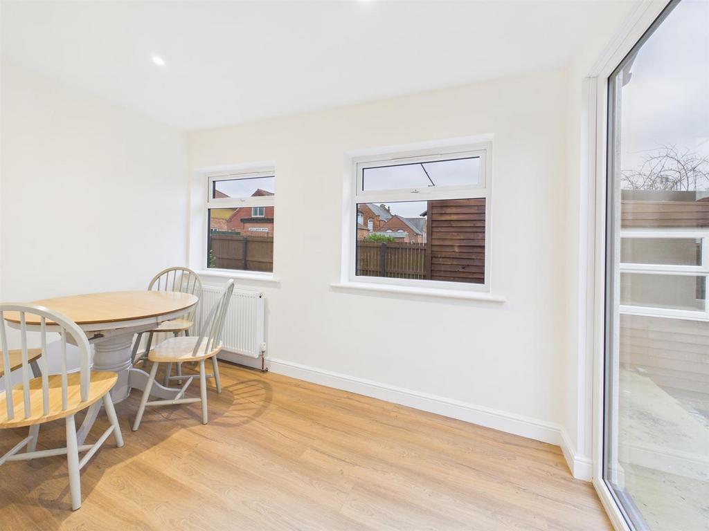 Dining room: