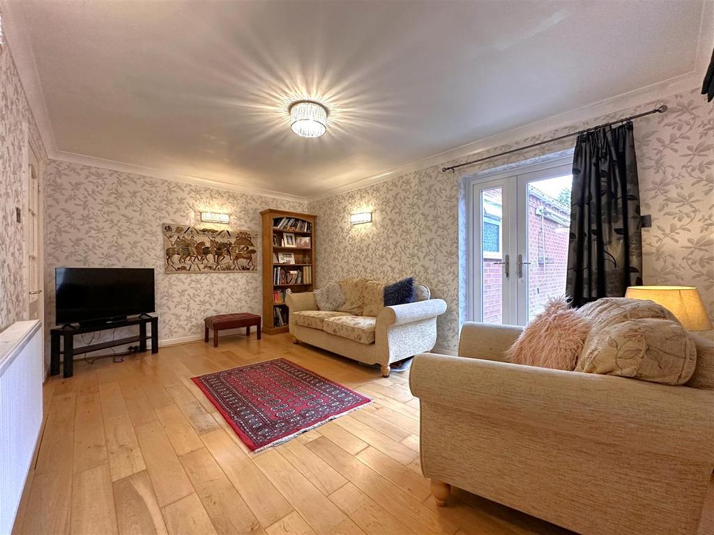 Sizeable Sitting Room 803