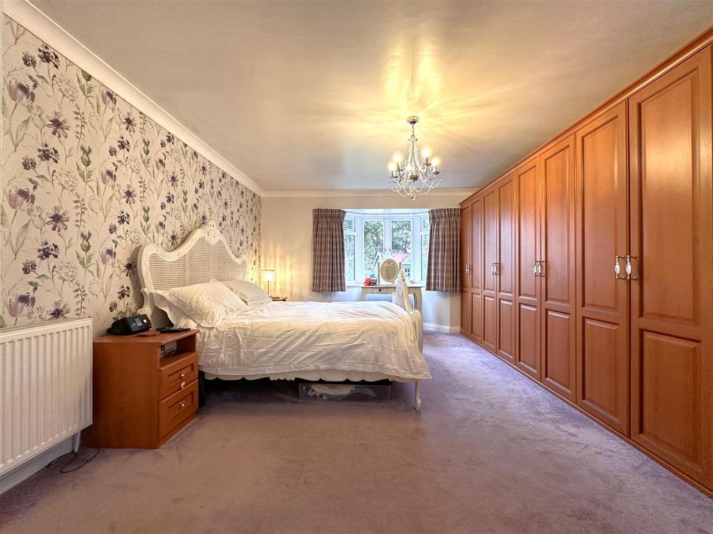 Master Bedroom With Fitted Wardrobes 781