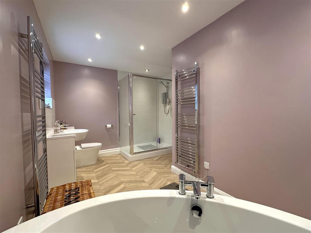 Luxurious Bathroom 725