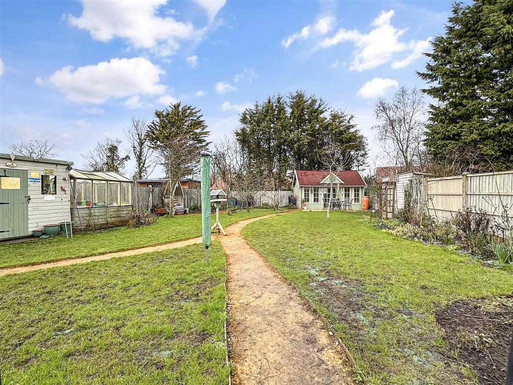 Generous Private Garden 665