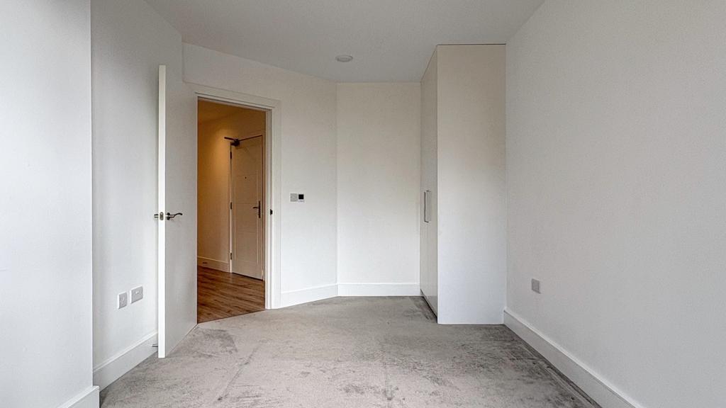 Bright, neutral single bedroom with clean carpe...