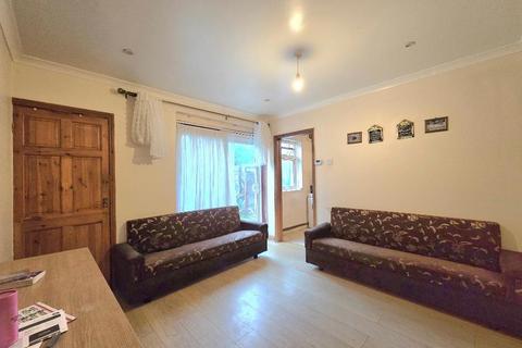 3 bedroom end of terrace house for sale, Summerfield Road, Dallow Road Area, Luton, Bedfordshire, LU1 1UJ