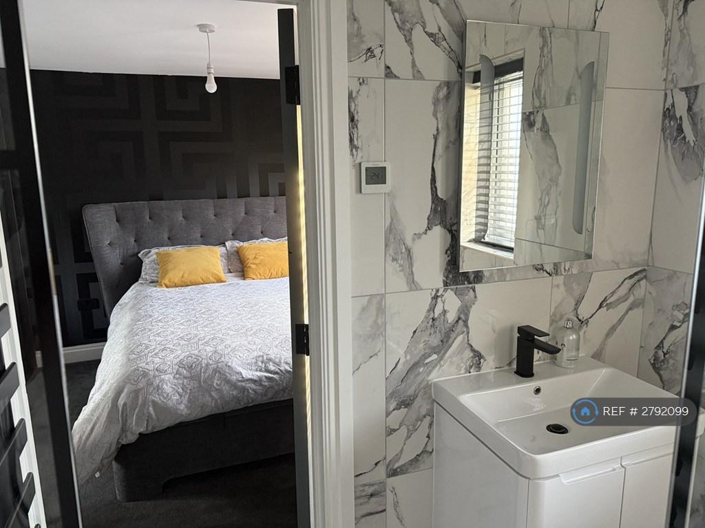 En-Suite 2