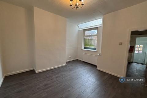 3 bedroom terraced house to rent, Oak Road, Salford, M7