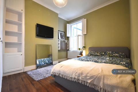 3 bedroom maisonette to rent, Holmewood Gardens, London, SW2