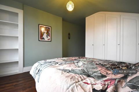 3 bedroom maisonette to rent, Holmewood Gardens, London, SW2