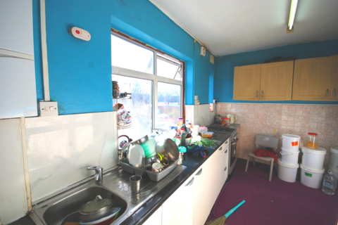 3 bedroom flat to rent, CARLYON ROAD, WEMBLEY
