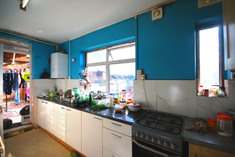3 bedroom flat to rent, CARLYON ROAD, WEMBLEY