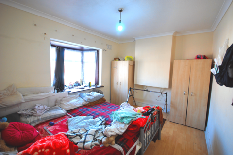 3 bedroom flat to rent, CARLYON ROAD, WEMBLEY