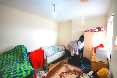 3 bedroom flat to rent, CARLYON ROAD, WEMBLEY