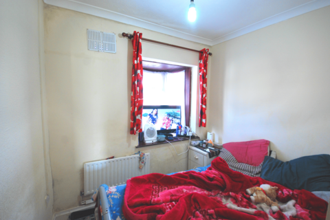3 bedroom flat to rent, CARLYON ROAD, WEMBLEY