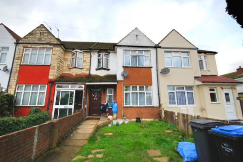 3 bedroom semi-detached house to rent, The Grange, Wembley