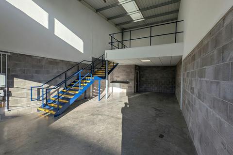 Warehouse to rent, Lime Kiln Ln Holbury SO45 2AR
