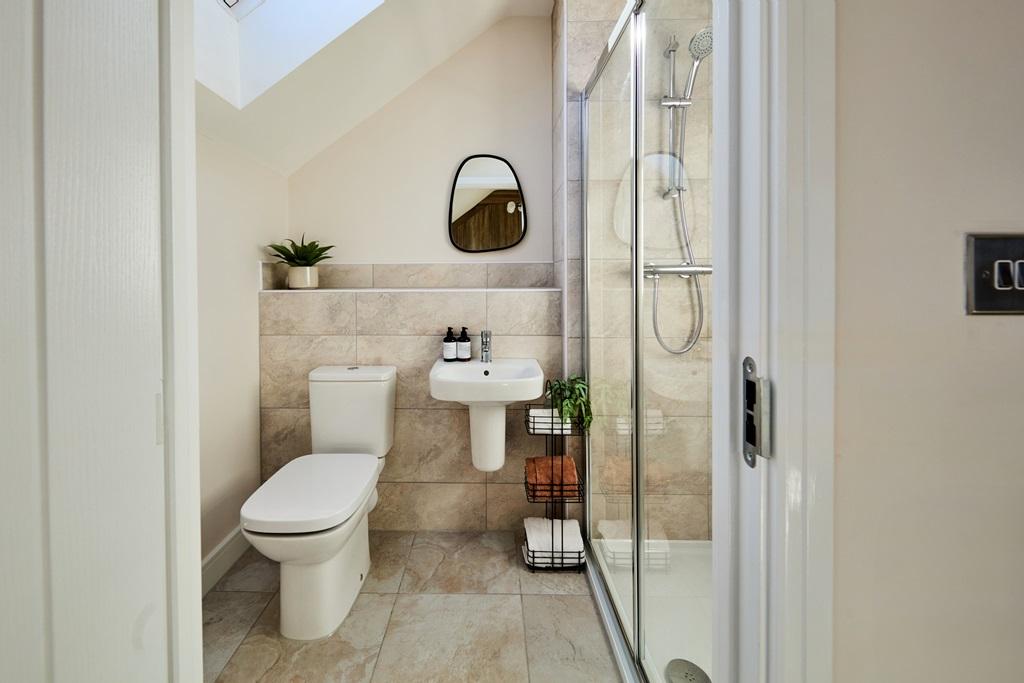 Ensuite to main bedroom