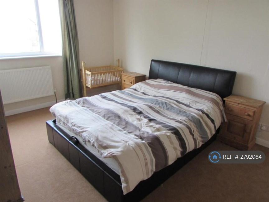 Bedroom One: 4.67m x 3.38m (15'4' x 11'1')