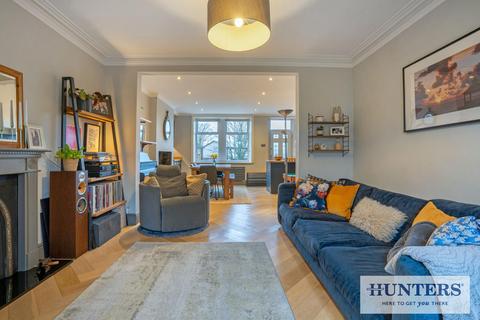 4 bedroom terraced house for sale, Hawthorn Crescent, Yeadon, Leeds