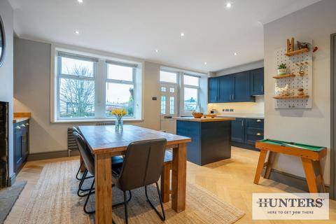 4 bedroom terraced house for sale, Hawthorn Crescent, Yeadon, Leeds