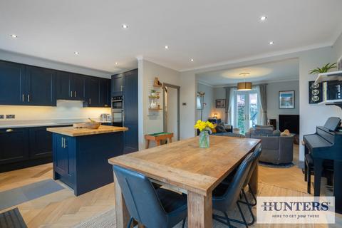 4 bedroom terraced house for sale, Hawthorn Crescent, Yeadon, Leeds