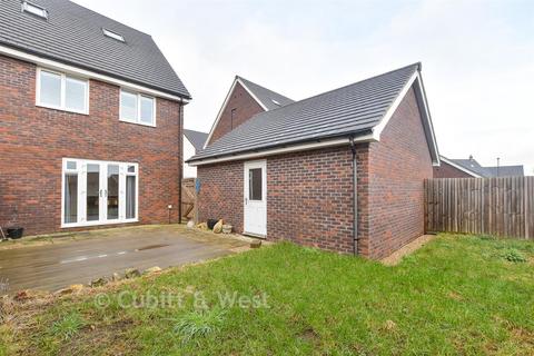 3 bedroom townhouse for sale, Foxglove Drive, Crawley, West Sussex