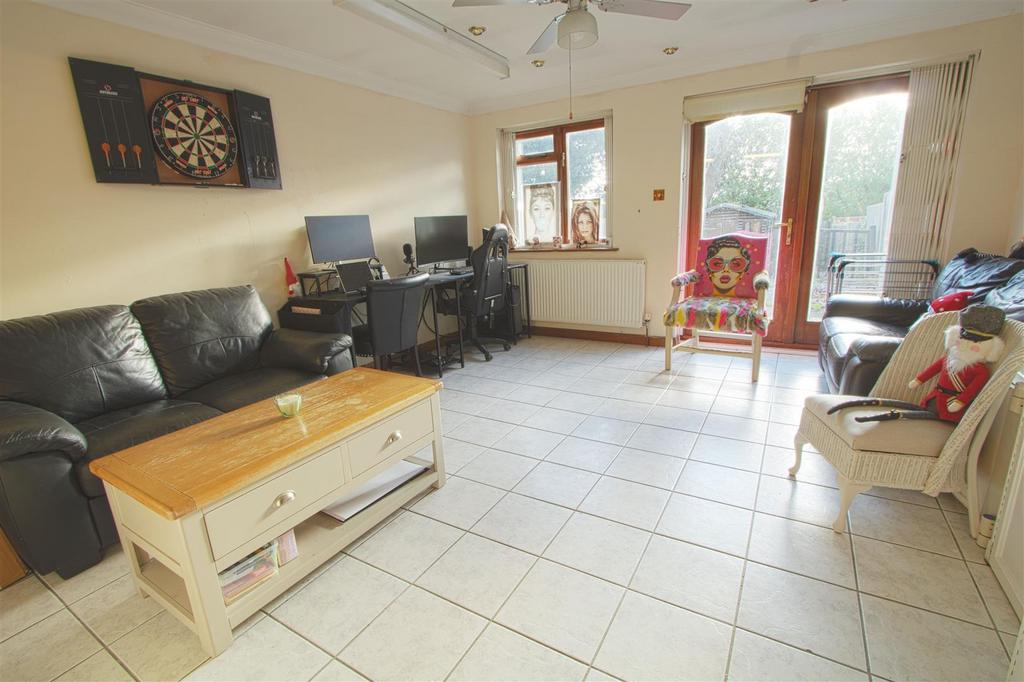 FAMILY ROOM.jpg
