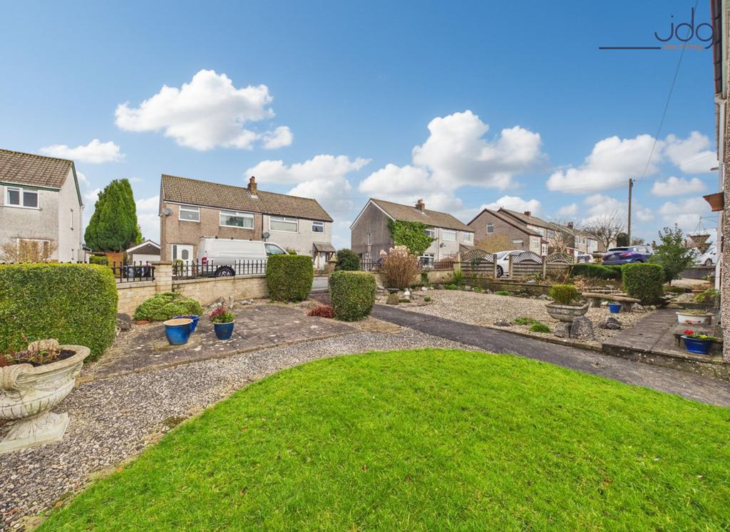 Wrap around garden to enjoy the sun throughout...