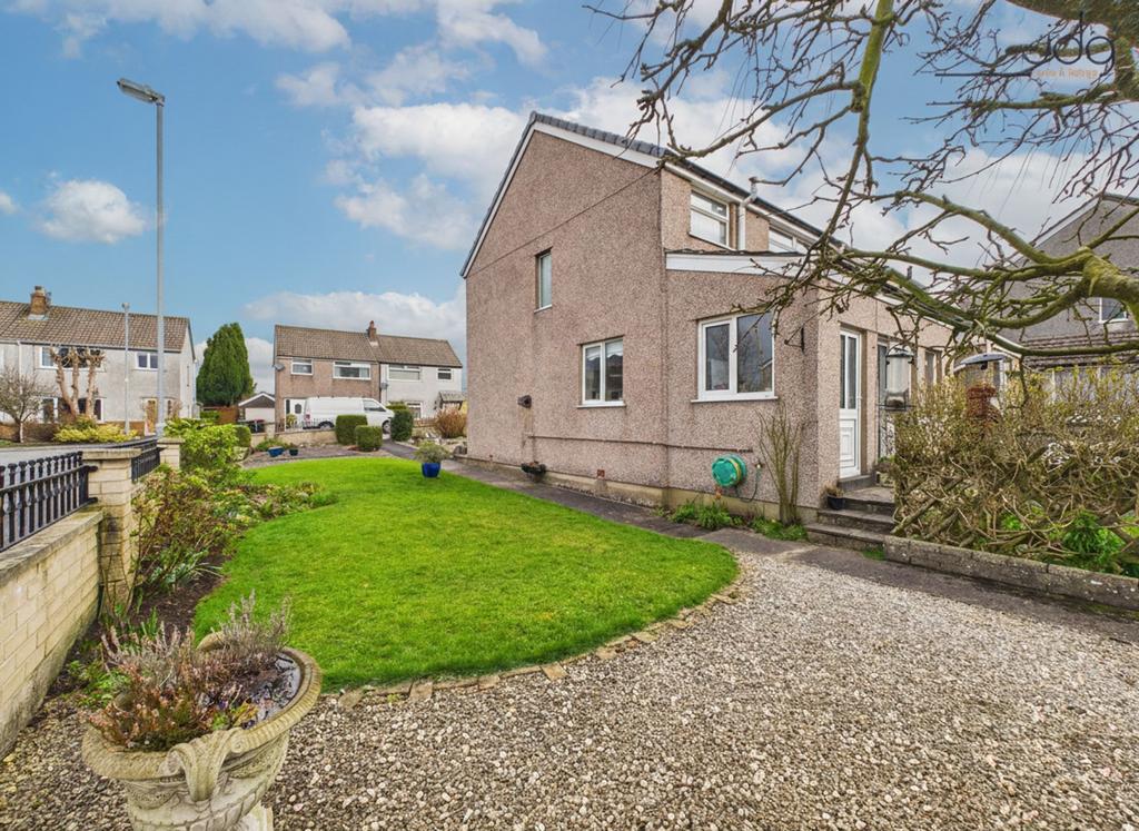 Wrap around garden to enjoy the sun throughout...