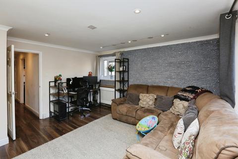 2 bedroom flat for sale, Barnes Close, SOUTHAMPTON, Hampshire, SO18