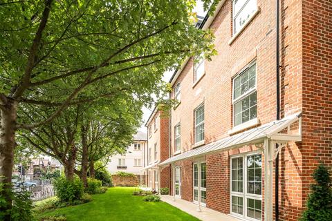 2 bedroom flat for sale, Queen Elizabeth Avenue, Lymington, Hampshire, SO41