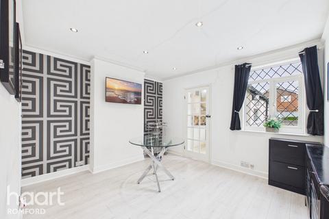 2 bedroom semi-detached house for sale, Wolseley Road, Romford, RM7 0BS