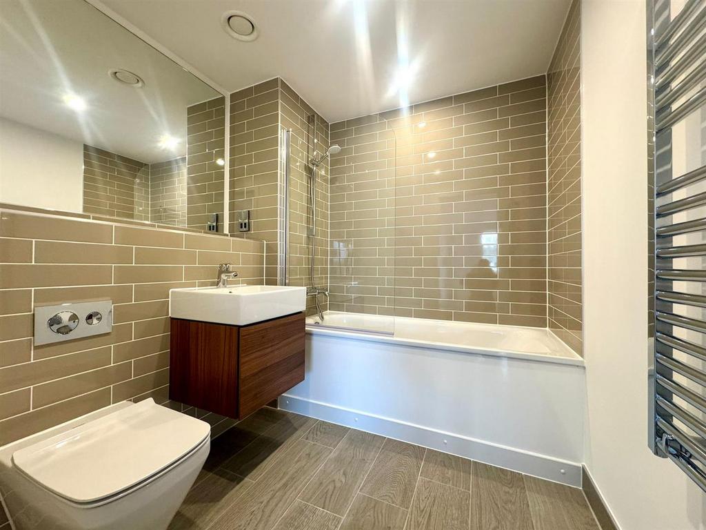Main bathroom.jpeg