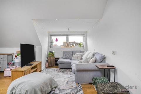2 bedroom flat to rent, London Road, Cheam