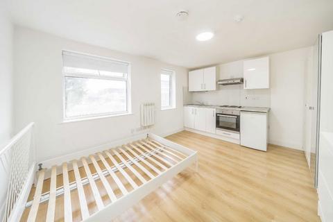 Studio to rent, Greenlands Lane, London NW4