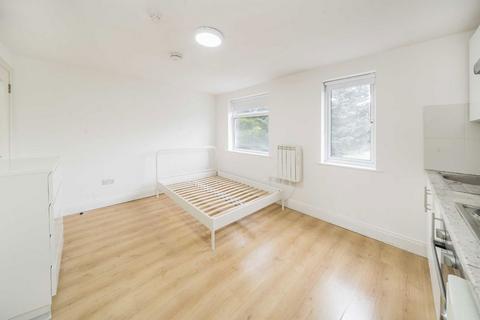 Studio to rent, Greenlands Lane, London NW4