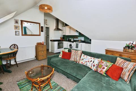 1 bedroom flat for sale, Station Road, Netley Abbey, Southampton, Hampshire, SO31