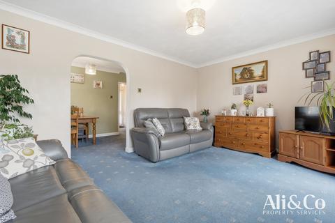 4 bedroom semi-detached house for sale, Waverley Gardens, Grays