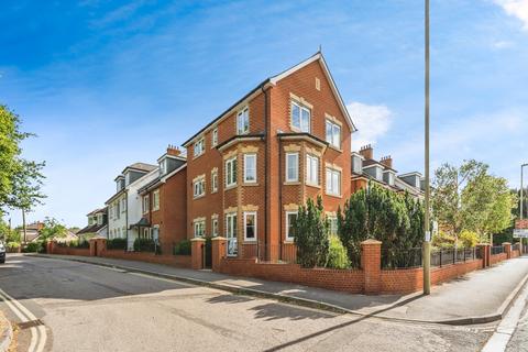 2 bedroom flat for sale, Bridge Road, Romsey, Hampshire, SO51
