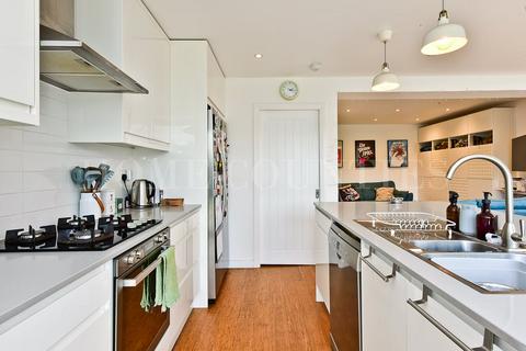 4 bedroom semi-detached house for sale, Wroxham Gardens, Potters Bar, EN6