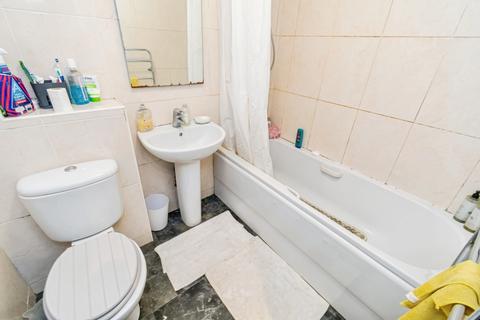 2 bedroom flat for sale, Byron Court, Hill Lane, Southampton, Hampshire, SO15
