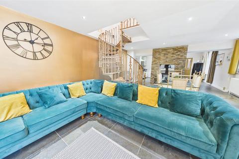 5 bedroom detached house for sale, Far Common Road, Mirfield