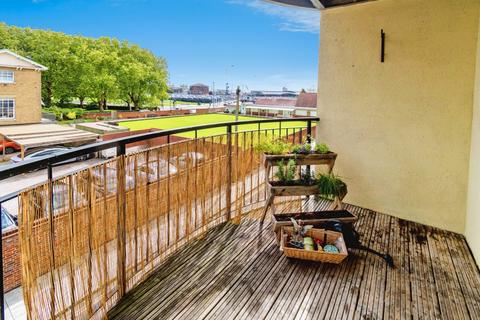 2 bedroom flat for sale, Lower Canal Walk, Southampton, Hampshire, SO14