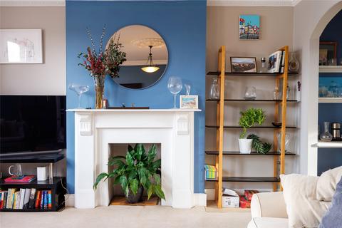 3 bedroom flat for sale, Malwood Road, London, SW12