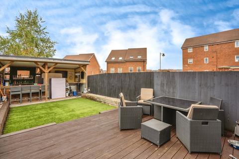 3 bedroom semi-detached house for sale, Bazeley Road, WATERLOOVILLE, Hampshire, PO7