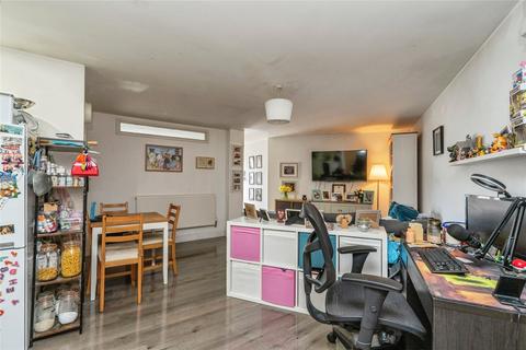 2 bedroom flat for sale, Highfield Parade, Waterlooville, Hampshire, PO7