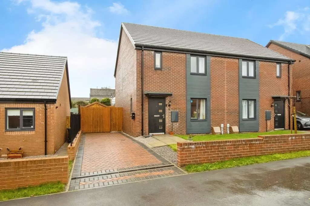 3 bedroom semi-detached house for sale - Photo 3