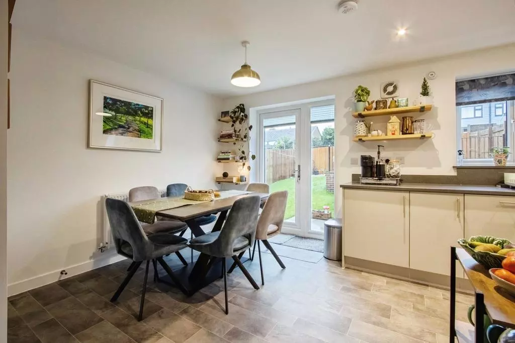 3 bedroom semi-detached house for sale - Photo 9