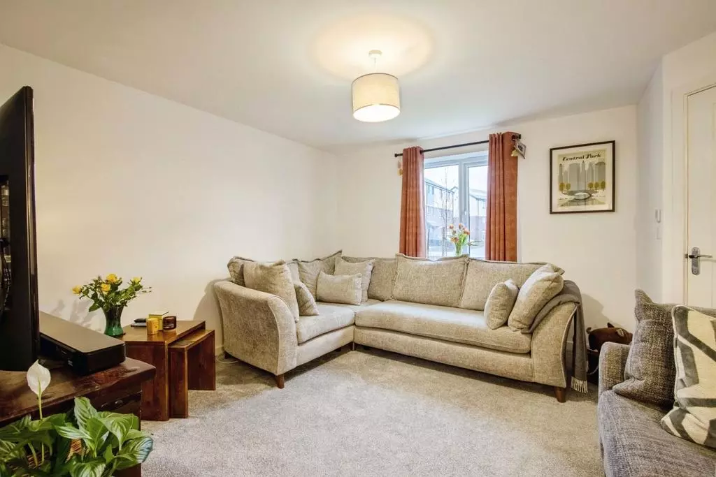 3 bedroom semi-detached house for sale - Photo 11