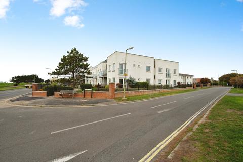 1 bedroom flat for sale, Sea Front, Hayling Island, Hampshire, PO11