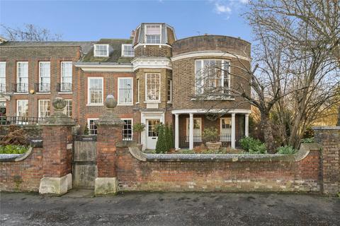 Hampton Court Road, East Molesey, KT8